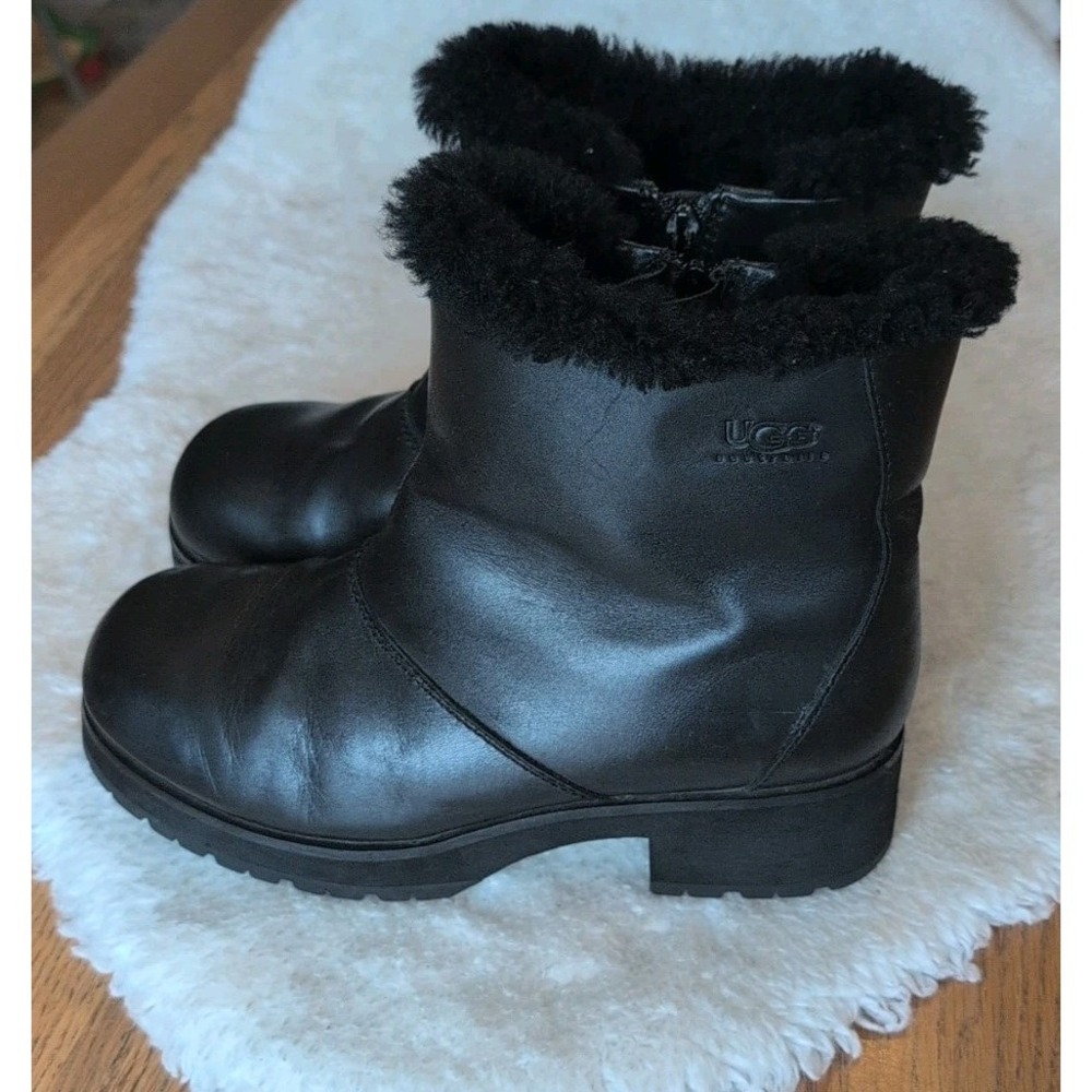 UGG Australia Y2K Black Leather Shearling Lined Zip Boot Lug Sole Size 10 GUC